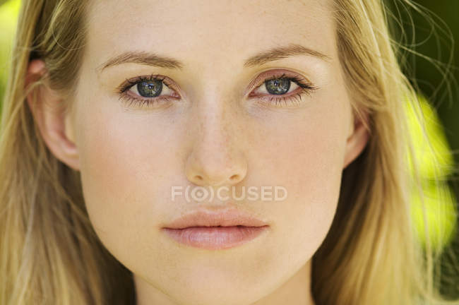 Retrato de jovem mulher olhando para a câmera ao ar livre — Fotografia de Stock