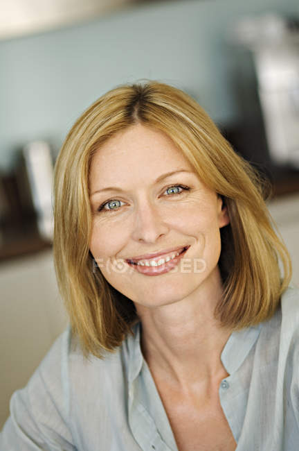Portrait of smiling woman smiling looking at camera — Stock Photo
