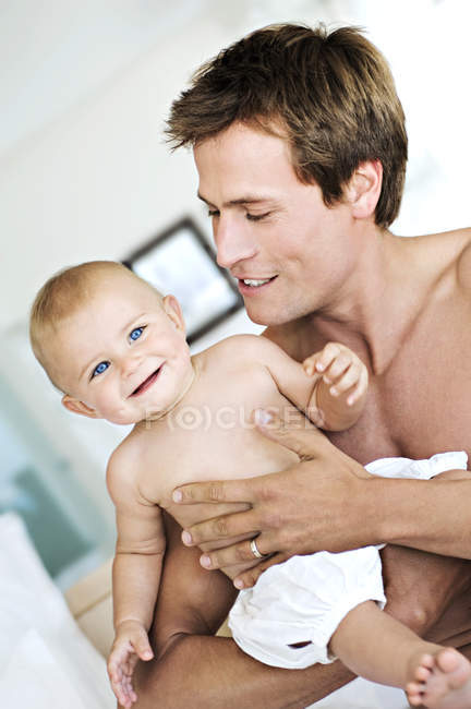 Porträt eines glücklichen Vaters ohne Hemd und eines kleinen Jungen — Stockfoto