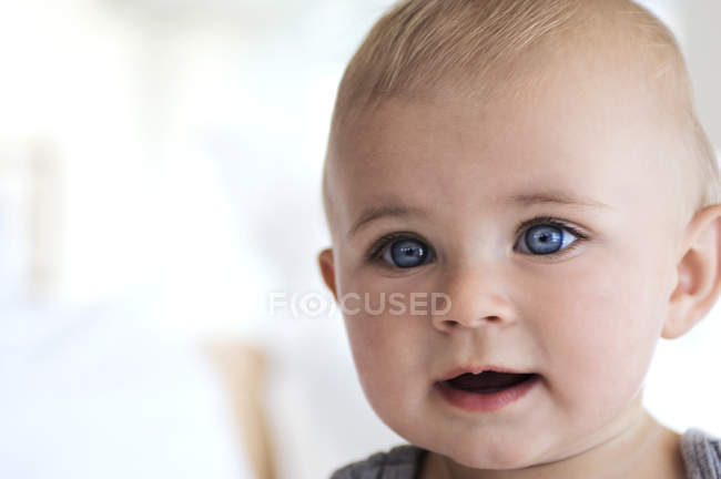 Retrato de lindo bebé con ojos azules - foto de stock