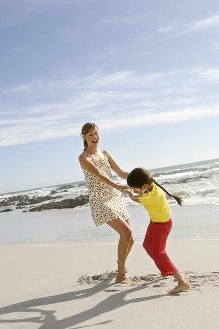 Мати і дочка грають на пляжі, на відкритому повітрі — стокове фото