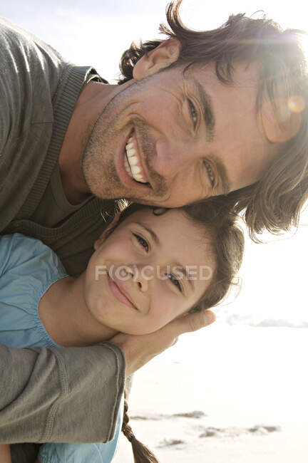 Портрет отца и дочери, позирующих перед камерой, на открытом воздухе — стоковое фото