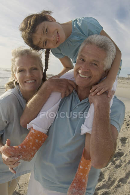 Famille sur la plage — Photo de stock
