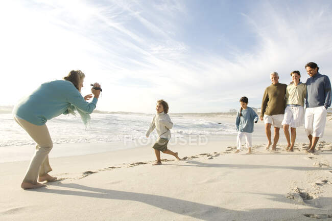 Famiglia sulla spiaggia — Foto stock