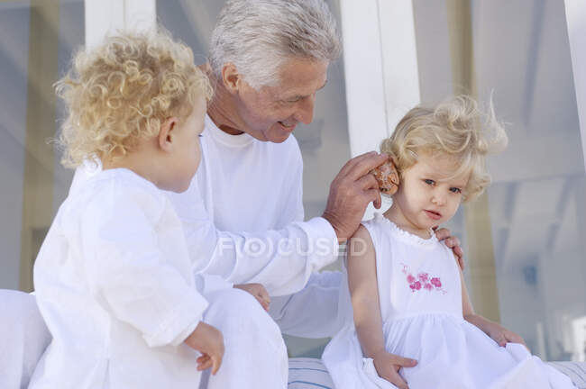 Avô e filhos em casa — Fotografia de Stock