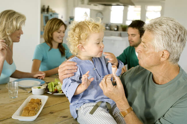 Familie isst zu Hause zu Mittag — Stockfoto