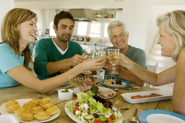 Семья обедает дома — стоковое фото