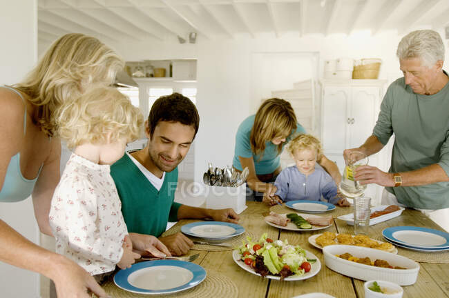 Familia almorzando en casa - foto de stock