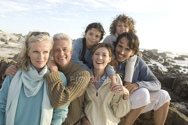 Famille sur la plage — Photo de stock
