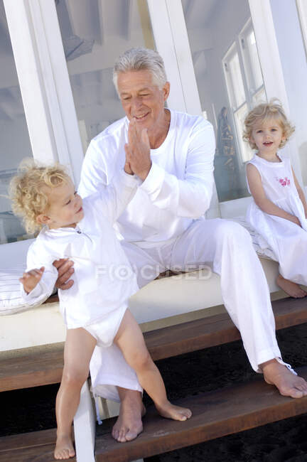 Großvater und Kinder zu Hause — Stockfoto