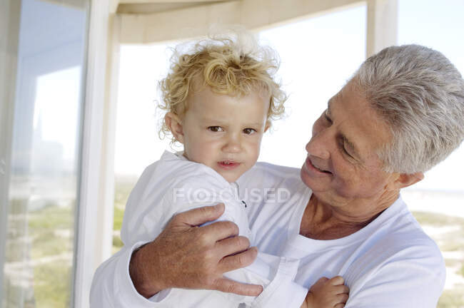 Grandfather and grandson at home — Stock Photo