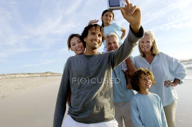 Familia en la playa - foto de stock