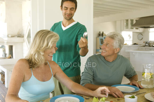 Famiglia che pranza a casa — Foto stock