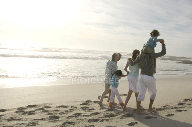 Familia en la playa - foto de stock