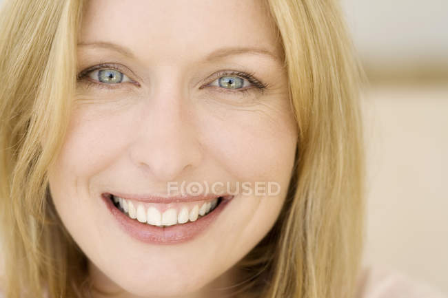 Portrat Einer Blonden Jungen Lachelnden Frau Mit Blauen Augen Erwachsene Menschliches Gesicht Stock Photo