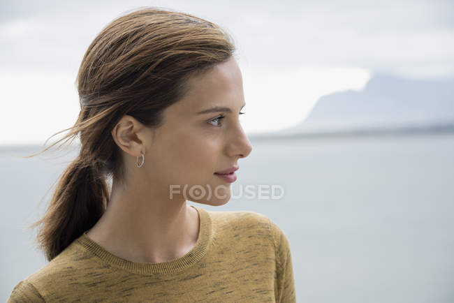 Close-up of thoughtful young woman looking away in nature — Stock Photo