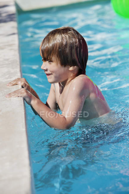 Molhado menino sorrindo na piscina — Fotografia de Stock