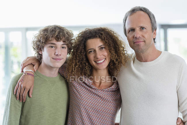 Portrait de famille heureuse souriant à la maison — Photo de stock