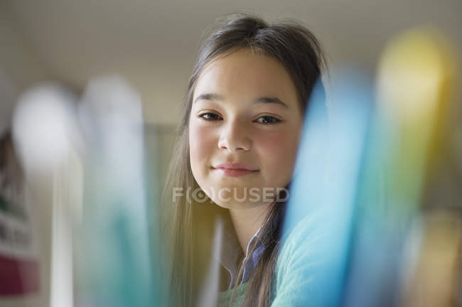 Портрет счастливой девочки-подростка, смотрящей в камеру — стоковое фото