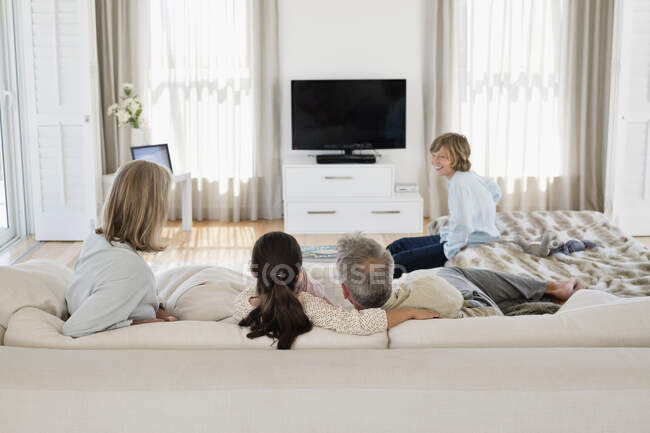 Família assistindo televisão juntos — Fotografia de Stock