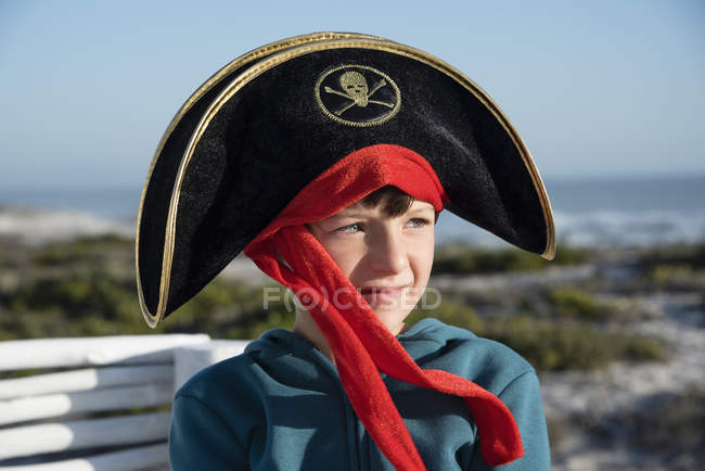Petit garçon portant un chapeau de pirate à l'extérieur — Photo de stock