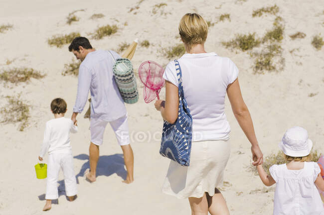 Famille en vacances sur la plage — Photo de stock