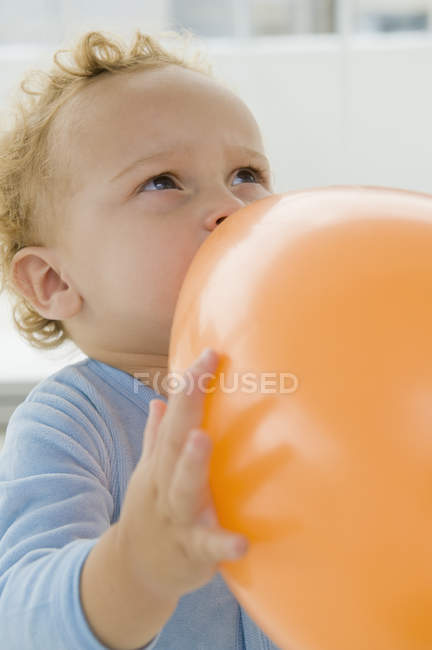 Nahaufnahme eines Jungen, der mit einem Luftballon spielt — Stockfoto
