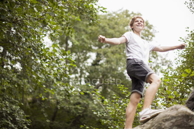 Хлопчик-підліток грає в парку, вибірковий фокус — стокове фото