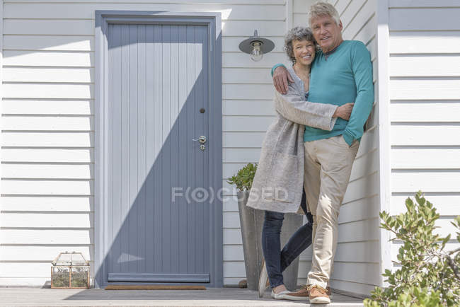 Портрет романтической пожилой пары, обнимающейся за пределами дома — стоковое фото