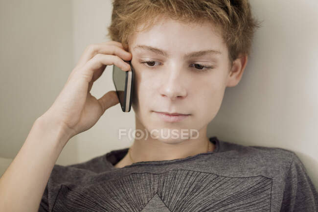 Хлопчик-підліток по телефону — стокове фото