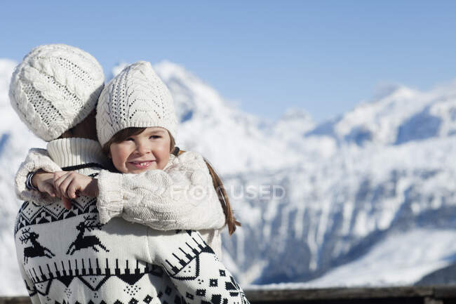 Madre e hija abrazando - foto de stock