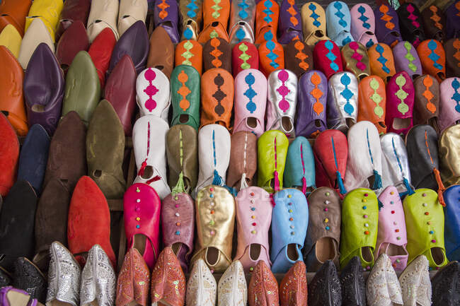Exibição de sapatos coloridos e chinelos em souk, Marraquexe, Marrocos — Fotografia de Stock