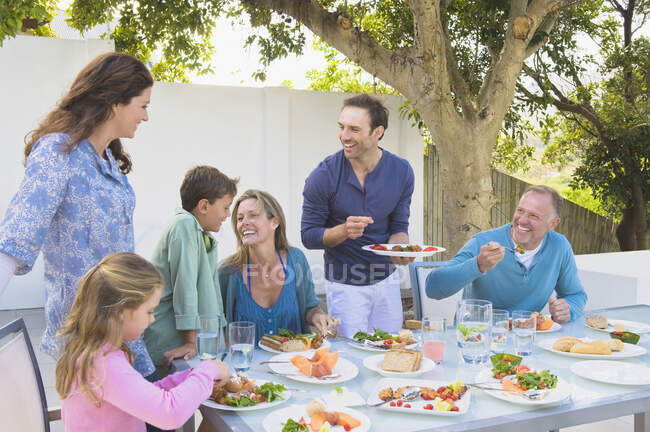 Família tomando café da manhã na mesa de jantar — Fotografia de Stock