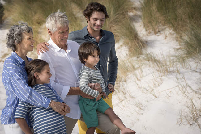 Feliz familia multi-generación disfrutando en la playa - foto de stock
