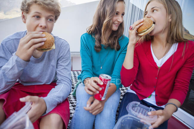 Freunde genießen gemeinsam Fast Food — Stockfoto