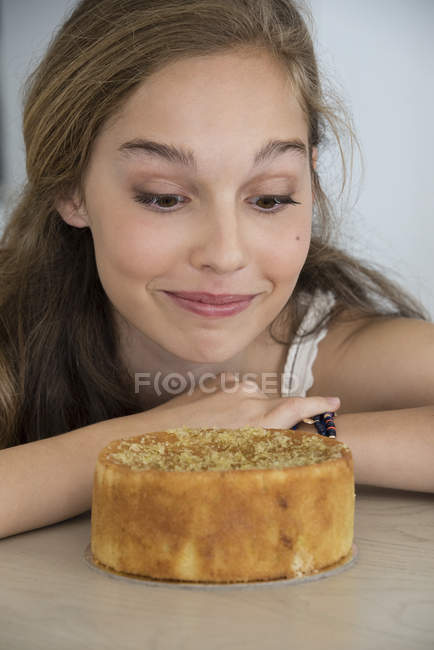 Close-up de animado adolescente olhando para o bolo — Fotografia de Stock