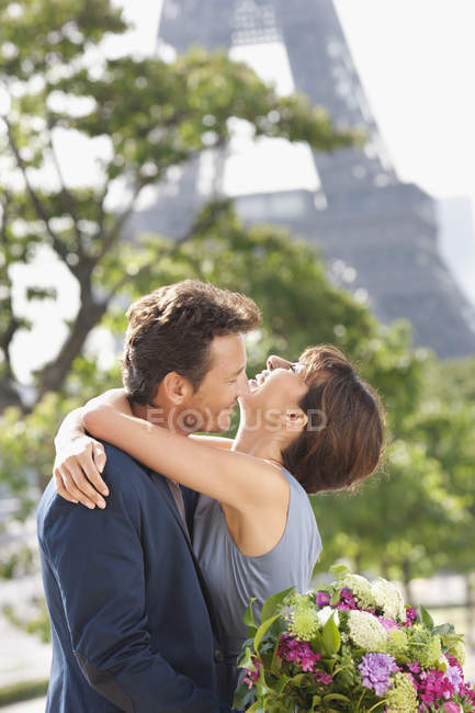 Coppia romantica che abbraccia la Torre Eiffel sullo sfondo, Parigi, Ile-de-France, Francia — Foto stock