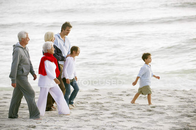 Promenade en famille multi-générations sur la plage — Photo de stock