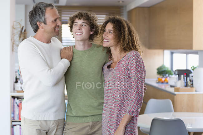 Портрет счастливой семьи, стоящей дома — стоковое фото