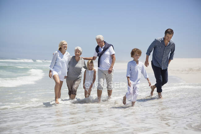 Сім'я насолоджується на пляжі — стокове фото