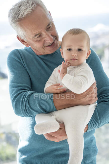 Avô feliz com neta bebê — Fotografia de Stock