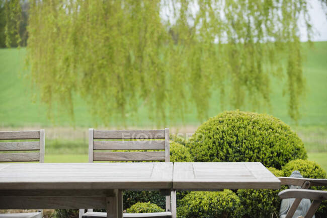 Table with chairs in a garden — Stock Photo
