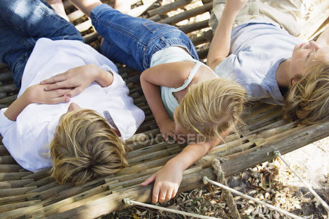 Müde kleine Geschwister schlafen in Hängematte — Stockfoto