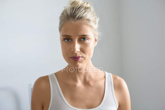 Retrato de una joven rubia en el baño - foto de stock