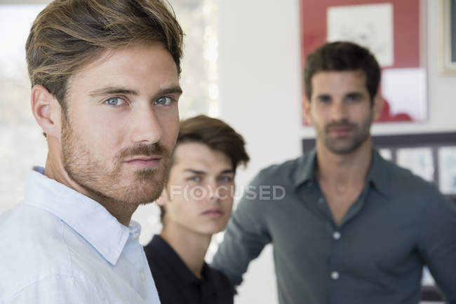 Портрет трех серьезных друзей-мужчин дома — стоковое фото