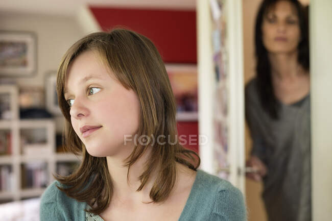 Woman watching her daughter behind the door in the bedroom — Stock Photo