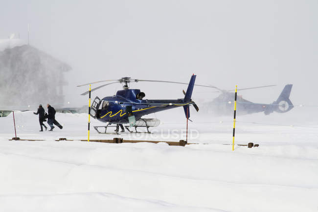 Francia, elicotteri al nebbioso eliporto di Courchevel — Foto stock