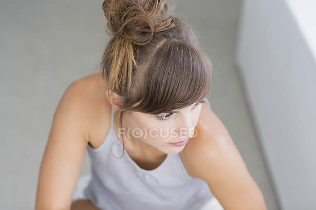 Close-up de mulher pensativa em fundo cinza — Fotografia de Stock