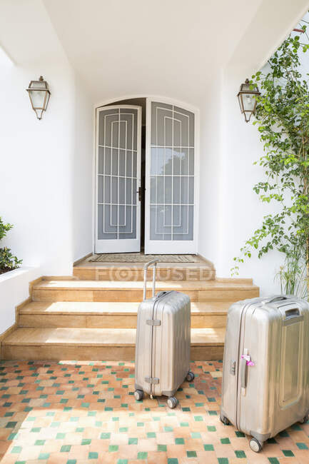 Valises à la porte d'une maison, Casablanca, Maroc — Photo de stock