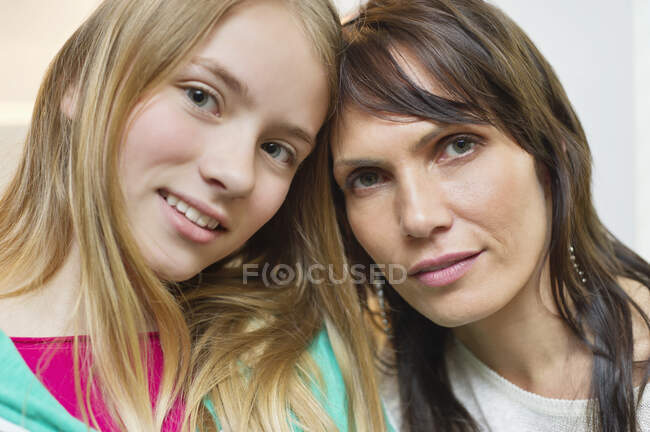 Portrait de mère et fille souriante — Photo de stock